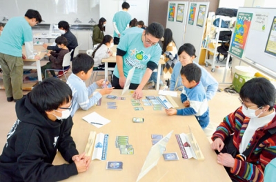 写真:カードゲームで環境問題を学ぶ来場者