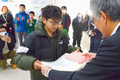 写真:児玉会長から表彰状を受け取る児童