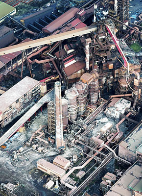 写真:火災があった日本製鉄の製鉄所=1日午後0時8分、室蘭市(共同通信社ヘリから)