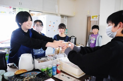 写真:手作り雑貨やコーヒーなどが販売されたウタラプチマルシェ