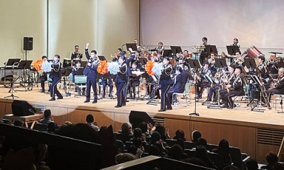 写真:演奏とパフォーマンスで聴衆を盛り上げる陸上自衛隊第7音楽隊