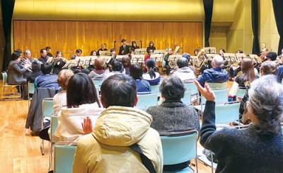 写真:思いのこもった演奏を披露するメンバー