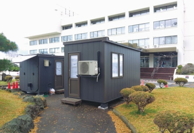 写真:市役所前に設置したタイニーハウス