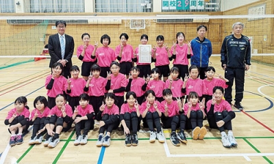 写真:北海道小学生バレーボール選抜優勝大会への出場を決めた「TRY is八丁平」の選手ら