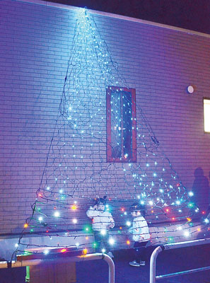 写真:色とりどりの光を放つイルミネーションに喜ぶ子どもたち