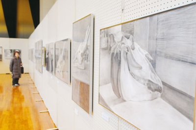 写真:塾生の鉛筆デッサンなど力作が並ぶ展示会