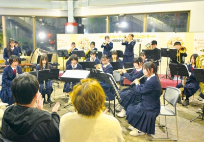 写真:来場者の近くで迫力の音楽を披露する生徒たち