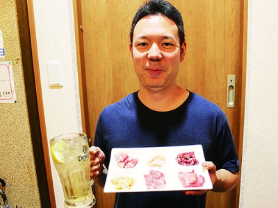 写真:笑顔で宴会プランを紹介する清水佑哉店長