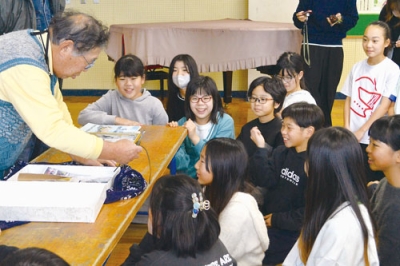 写真:鍛錬したペーパーナイフに目を輝かせる児童たち