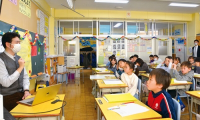 写真:李さんのふるさと、中国文化の話を夢中になって聞く児童ら