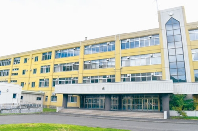 写真:洞爺湖町の高台にある虻田高校