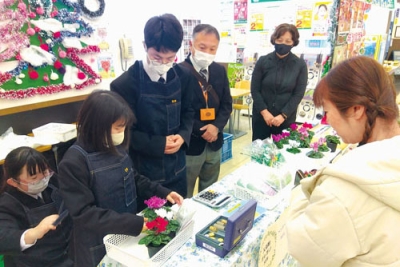写真:販売学習に取り組む伊達高等養護学校園芸科の生徒