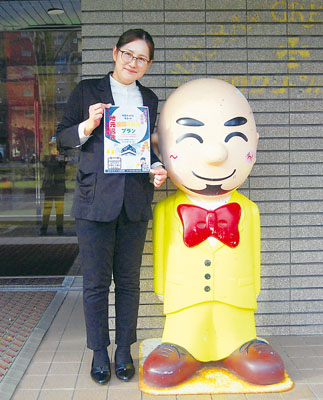 写真:プランの利用を呼びかけるフロントの鈴木さん