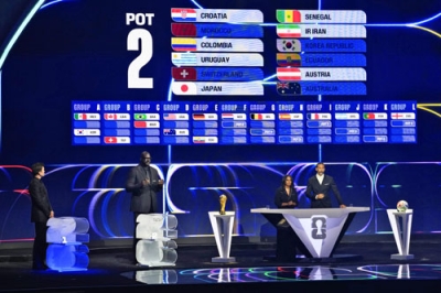 写真:サッカーW杯北中米3カ国大会の組み合わせ抽選で、F組に決まった日本=5日、米ワシントン(共同)