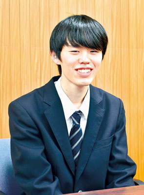 写真:「学校生活は毎日飽きない」と語る生徒会長の福島さん