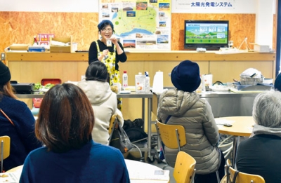 写真:炒めた「えったま333」を使ったレシピに聞き入る参加者