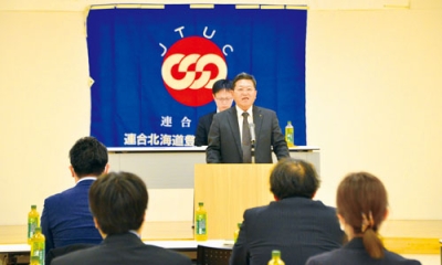 写真:開会であいさつする津田会長