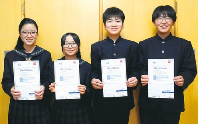 写真:英検準2級に合格した星蘭中3年の4人