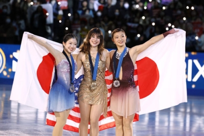 写真:初出場で2位の中井亜美(左)と3位の坂本花織。中央は優勝したアリサ・リュウ=IGアリーナ