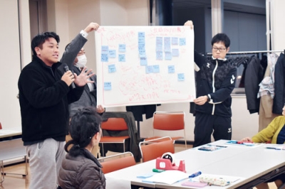 写真:グループで出された意見をまとめて発表する参加者代表