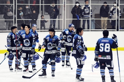 写真:ダイナックスに敗れ肩を落とす日鉄室蘭の選手=新和産業アイスアリーナ室蘭