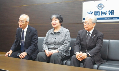 写真:新任あいさつに訪れた直江会長(左)と山平副会長(中央)、傳法副会長