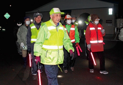 写真:地域をパトロールする参加者
