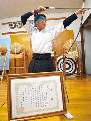 写真:全国Vを狙って一射入魂する竹村さん