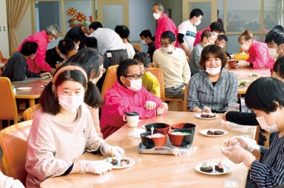 写真:菓子作りで親睦を深める洞爺LC会員と施設利用者