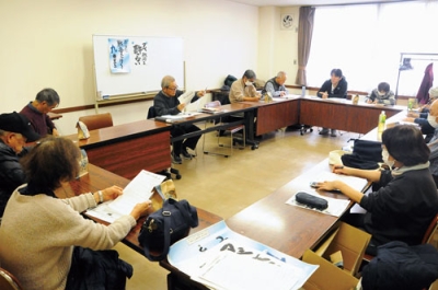 写真:来年の活動内容を決めた総会
