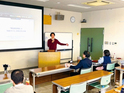 写真:移住定住について講演する社会学者の伊藤氏(中央)