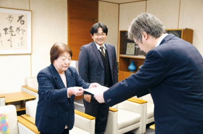 写真:堀井市長(右)に要望書を手渡す渡辺代表