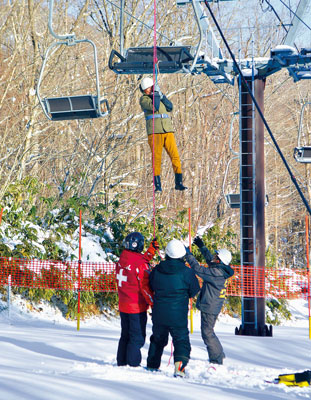 写真:従業員研修でリフトから乗客を救助する職員たち