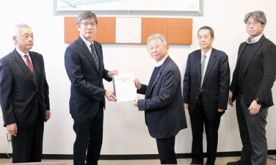 写真:要請書を手渡す松永副会頭(左から2人目)ら