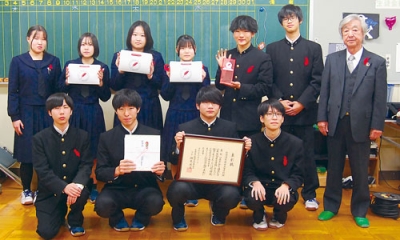 写真:学校募金を寄託した生徒会メンバーと長谷川会長