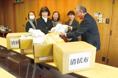 写真:社協に善意を届けた公明党室蘭支部女性局メンバー