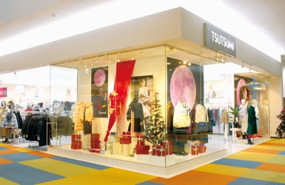 写真:12日から「Winter SALE」を開催するレディスファッションつつみMORUE店