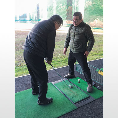 写真:野田さんとのマンツーマンで、フェイスの向きやインパクトなどのテクニックを学ぶ冬季ゴルフレッスン