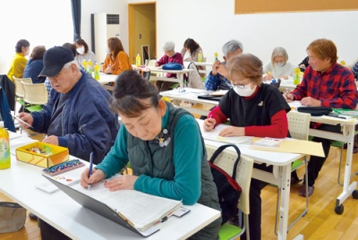 写真:絵はがき作りに取り組む福祉委員ら