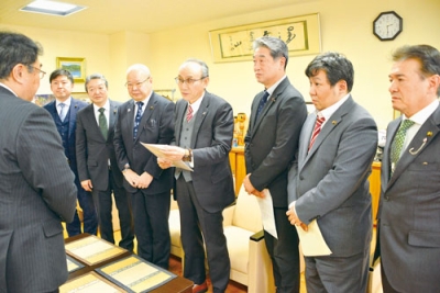 写真:小笠原市長に緊急特別要望の趣旨を述べる天神林会長ら市民・前進所属議員