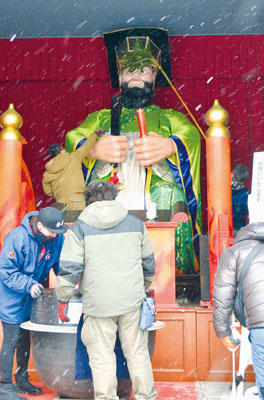 写真:感謝を込めて1年間のすすを払った