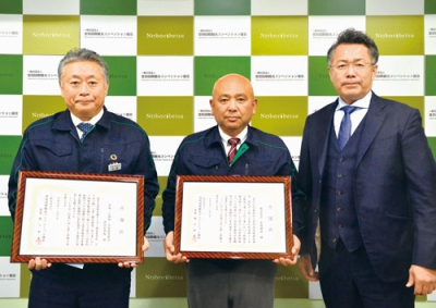 写真:右から西尾副会長、草塩建設の西営業部長と斉藤工事長