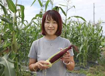 写真:大和ルージュを手にする大和農園商品開発部の金子久美さん