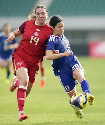 写真:カナダとの練習試合に先発出場したサッカー女子日本代表の松窪(右)=トランスコスモススタジアム長崎