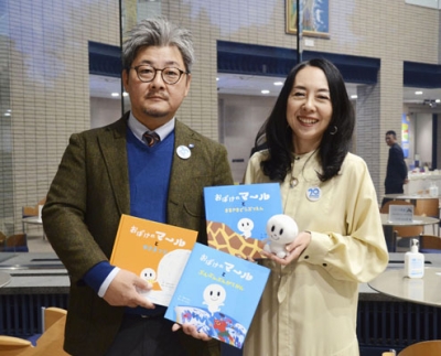 写真:絵本「おばけのマール」を共作する、作家けーたろうさん(左)とイラストレーターなかいれいさん=札幌市