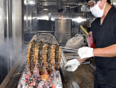 写真:職人の手で焼き上げられる雌のウナギ「艶鰻」=11月、愛知県西尾市の「うなぎの兼光」