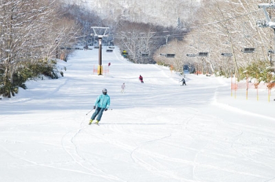 写真:初滑りを楽しむスキー愛好者たち