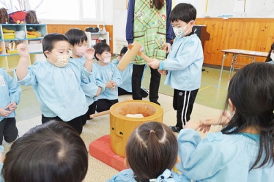 写真:力いっぱいきねを振るう園児