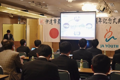 写真:70年の歩みや近況の活動報告に聞き入る出席者