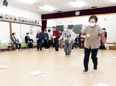 写真:ゲームを楽しむ健やかサロンの参加者